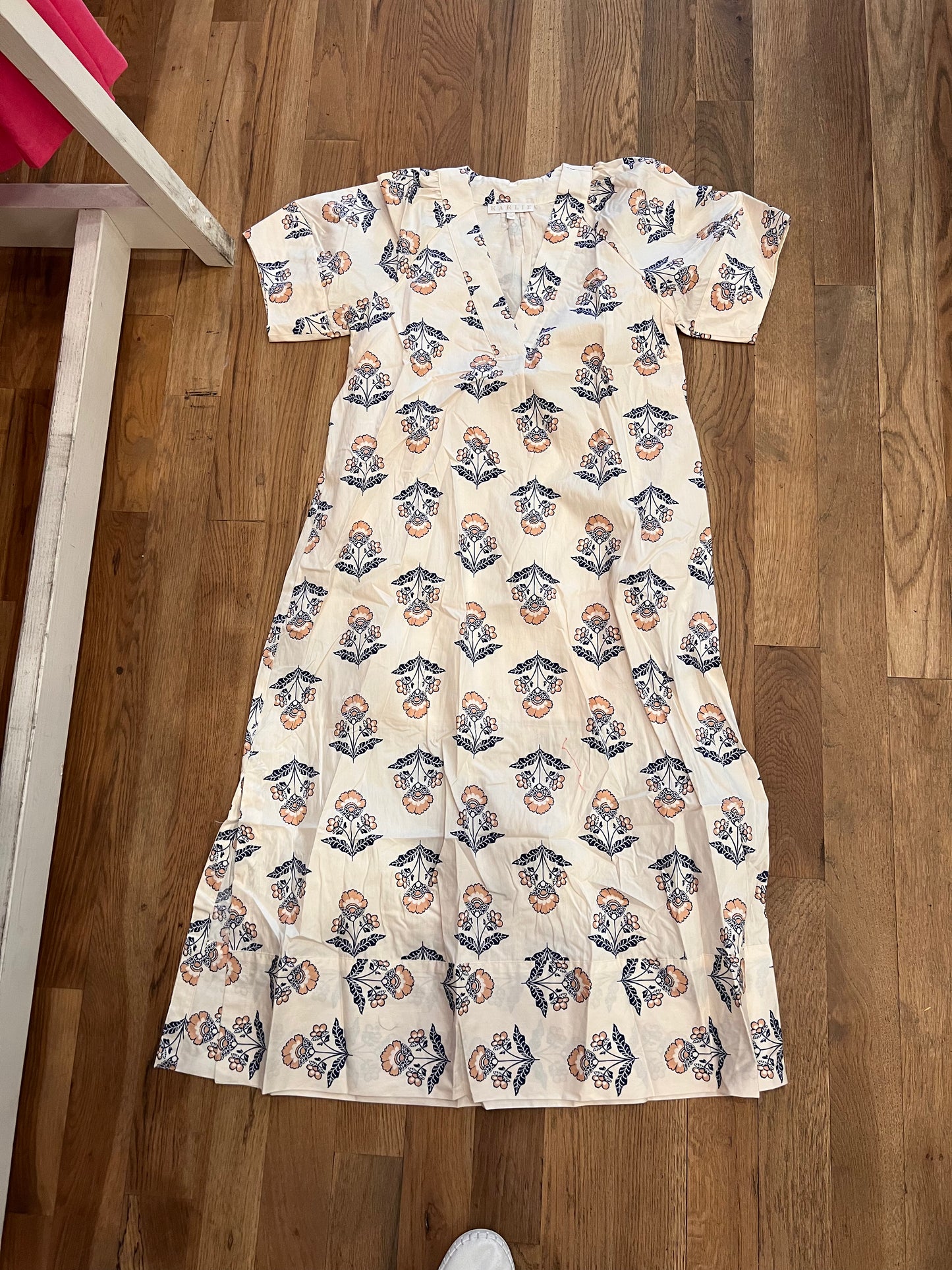 VINTAGE FLORAL VNECK SIGNATURE MAXI DRESS